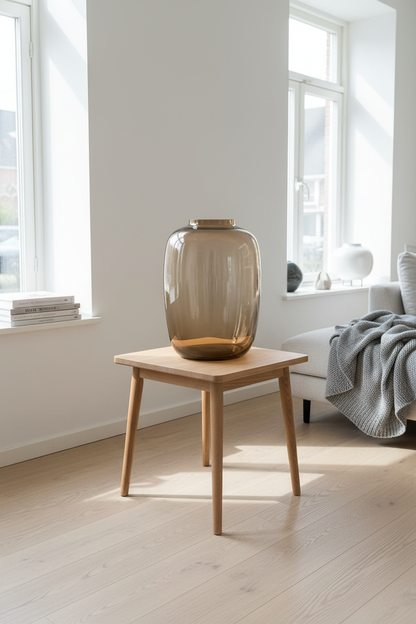 Amber glazen vaas in interieur