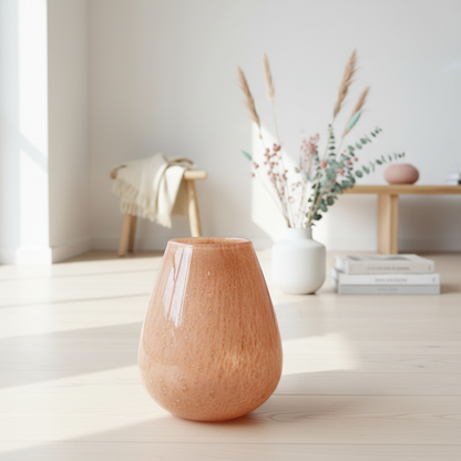 Amber glazen vaas in minimalistisch interieur