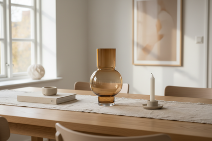 Lege amber vaas op eettafel