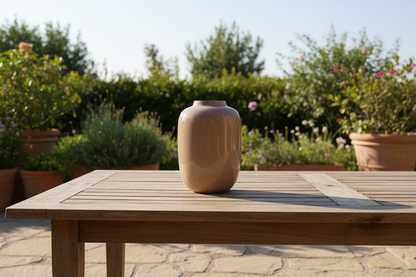 Lege beige vaas buiten