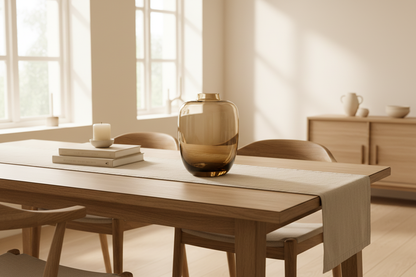 Lege ombré vaas op eettafel