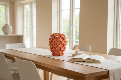 Lege oranje vaas op eettafel
