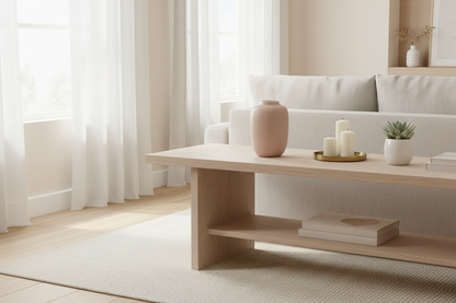 Lege roze vaas in woonkamer