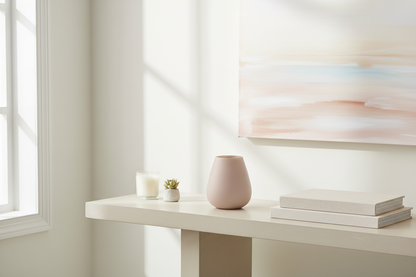 Lege roze vaas in woonkamer