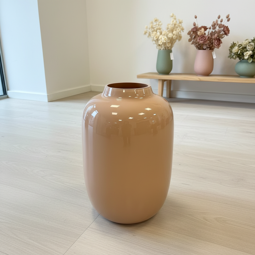 Peachy vaas in minimalistisch interieur