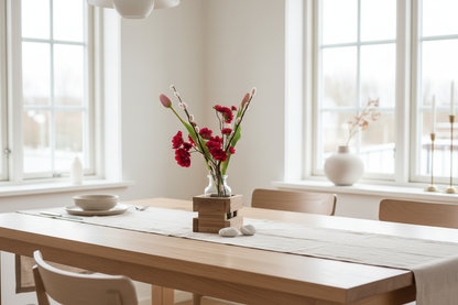 Rood lenteboeket op eettafel