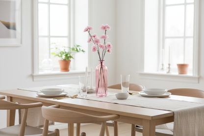 Roze bloesemtak op eettafel